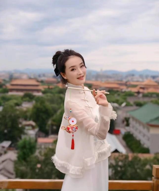 PG电子平台晴格格王艳摊牌了！真心建议情绪过敏的姐妹都入手这瓶精华油！(图3)