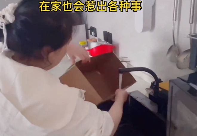 PG电子平台57岁母亲痴呆儿子辞职照顾洗澡睡觉都在一起：我不怕被人议论(图16)