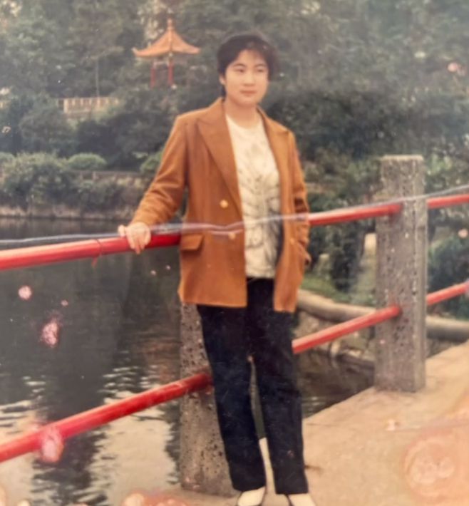 PG电子平台57岁母亲痴呆儿子辞职照顾洗澡睡觉都在一起：我不怕被人议论(图4)