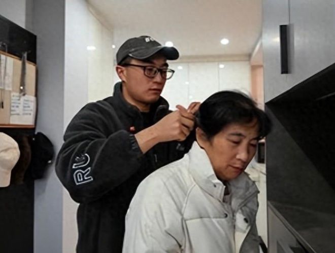 PG电子平台57岁母亲痴呆儿子辞职照顾洗澡睡觉都在一起：我不怕被人议论(图6)