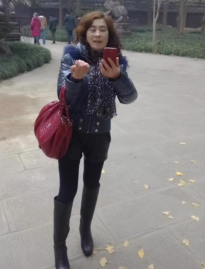 PG电子平台57岁母亲痴呆儿子辞职照顾洗澡睡觉都在一起：我不怕被人议论(图7)