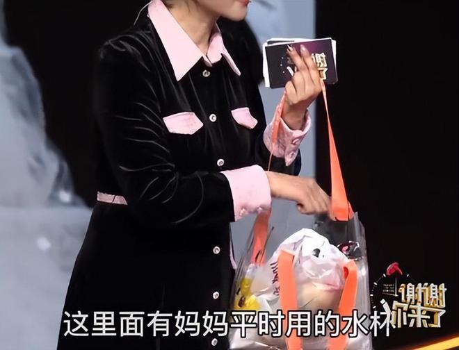 PG电子平台57岁母亲痴呆儿子辞职照顾洗澡睡觉都在一起：我不怕被人议论(图19)