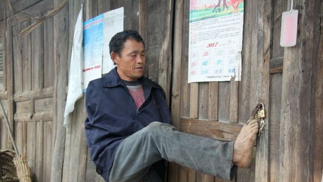 PG电子平台57岁母亲痴呆儿子辞职照顾洗澡睡觉都在一起：我不怕被人议论(图23)