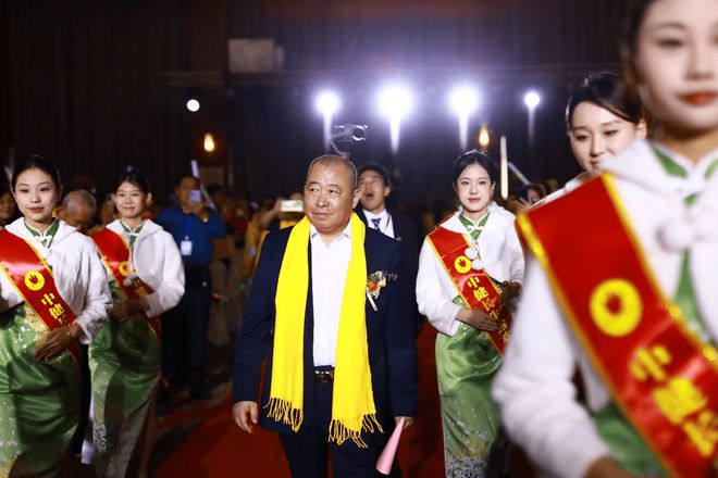 PG电子网站2024中国整体抗衰“干细胞营养液”新款发布暨表彰大会在安丘举行(图3)