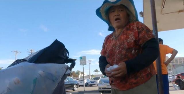 PG平台东北大妈在美国养老租房捡破烂日赚5美元采访直言还是美国好(图3)