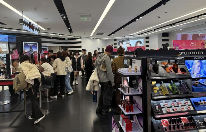 PG电子网站她经济观察：不再仅为品牌故事买单更关注自我提升型消费(图1)