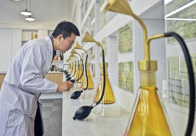 PG电子平台AI调香师上线！用科技“嗅”出你的专属香味｜AI应用(图1)