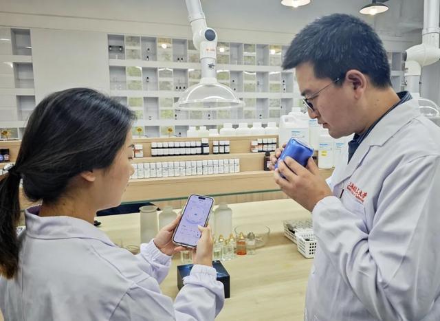 PG电子平台AI调香师上线！用科技“嗅”出你的专属香味｜AI应用(图2)