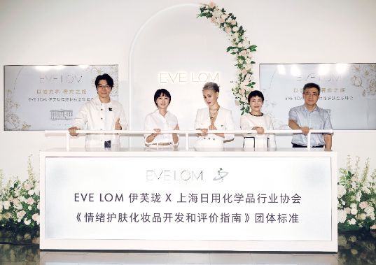 PG电子平台黄锦峰视角下逸仙电商深化护肤科研发展推动情绪护肤标准化(图1)