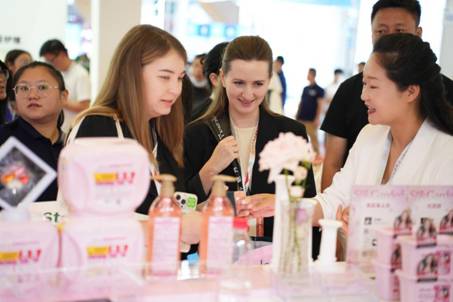 PG平台蔬果园亮相2024中国美容博览会领航高端生态家清新风尚(图4)