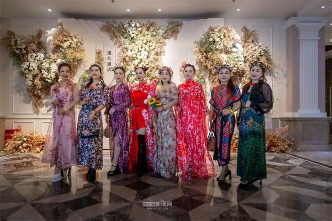 PG电子平台冰城女性优雅生活图鉴：岁月从不败美人(图4)