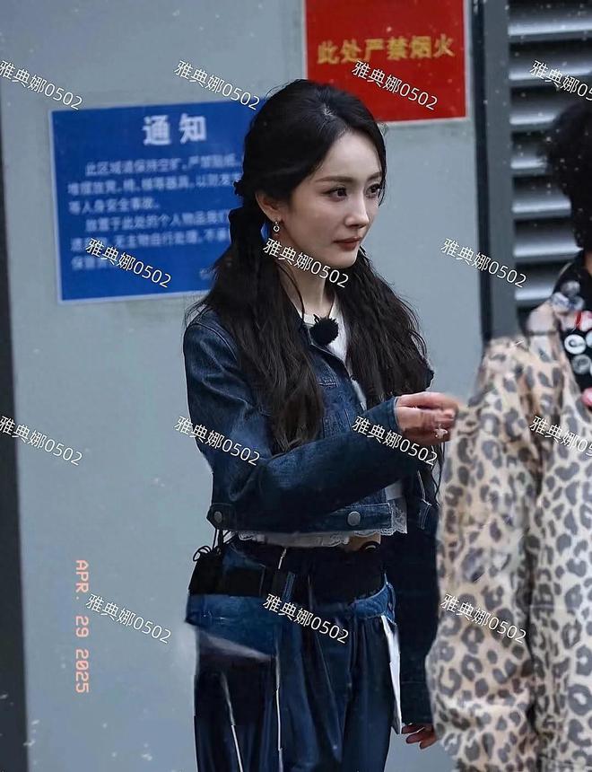 杨幂今日上班照扎双马尾录密逃元气满满笑容甜见过女儿后心情大好(图1)
