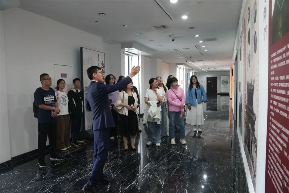 “笔墨酣畅音画共愈”：李苦禅大写意国画音乐疗愈沉浸式体验在济南举办(图2)