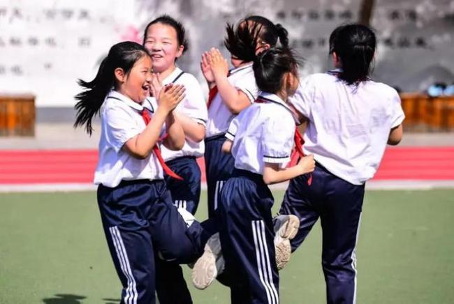 PG电子网站放假通知！多地中小学生2025暑假时间出炉家长的心情却很复杂(图1)