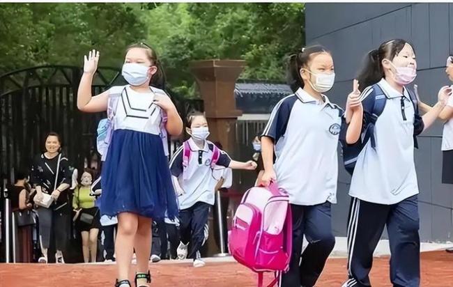 PG电子网站放假通知！多地中小学生2025暑假时间出炉家长的心情却很复杂(图2)