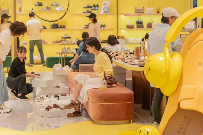 PG电子平台百丽一个会玩“乐”的时尚品牌(图11)