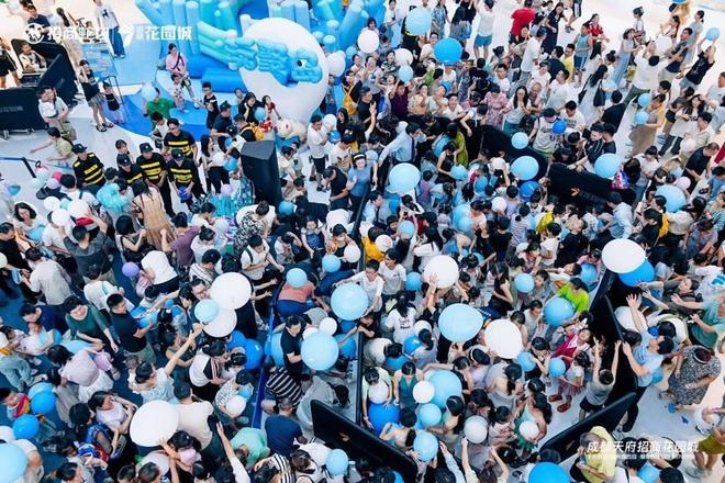 时尚WEEKLY｜雅诗兰黛集团中国启动2025创新大赛成都天府招商花园城打造夏日亲子玩乐新地标欧莱雅“科技女生赋能计划”开启沉浸式赋能营蒂芙尼于日(图2)