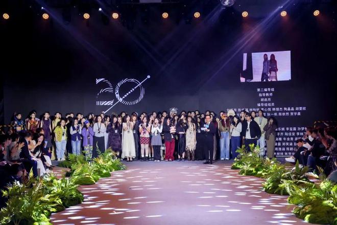 PG平台北京服装学院-2025服装毕业设计作品发布！(图1)