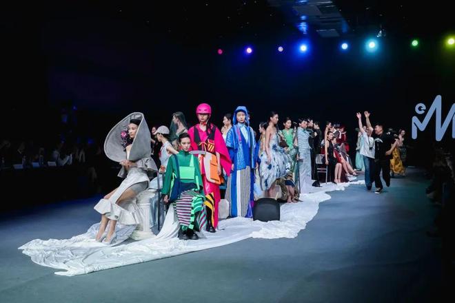 PG平台北京服装学院-2025服装毕业设计作品发布！(图3)
