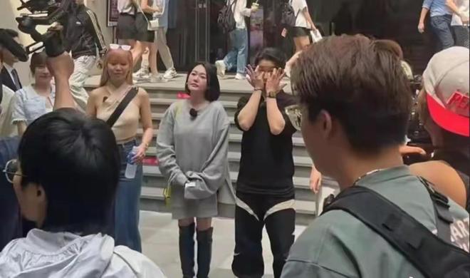 小S在香港街头录节目穿宽松卫衣遮不住小肚子皮肉松弛老很快(图4)
