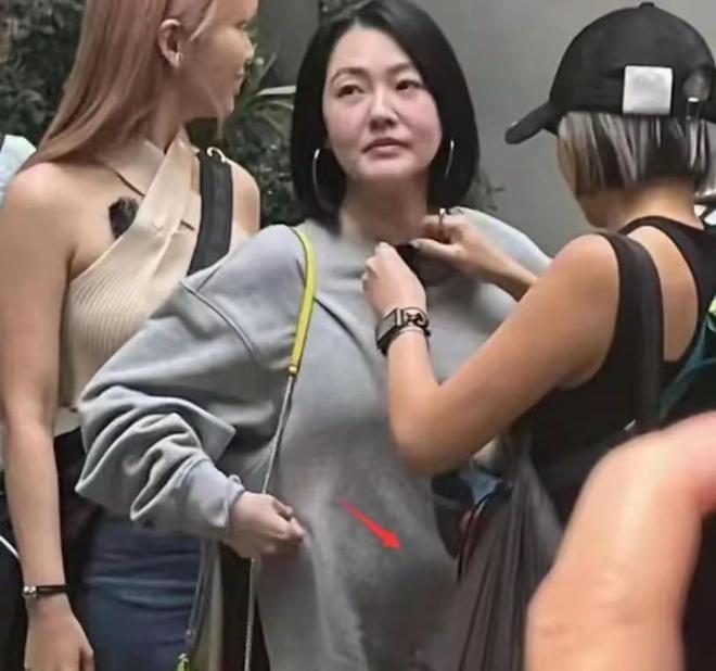 小S在香港街头录节目穿宽松卫衣遮不住小肚子皮肉松弛老很快(图2)