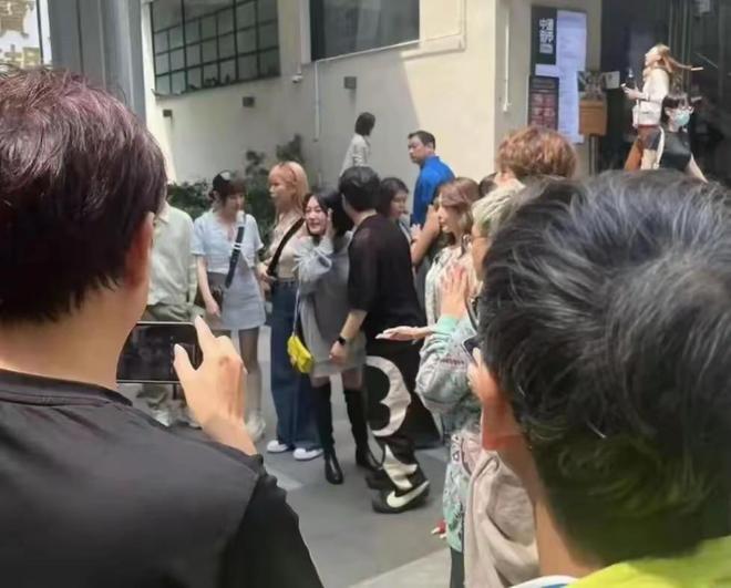 小S在香港街头录节目穿宽松卫衣遮不住小肚子皮肉松弛老很快(图1)