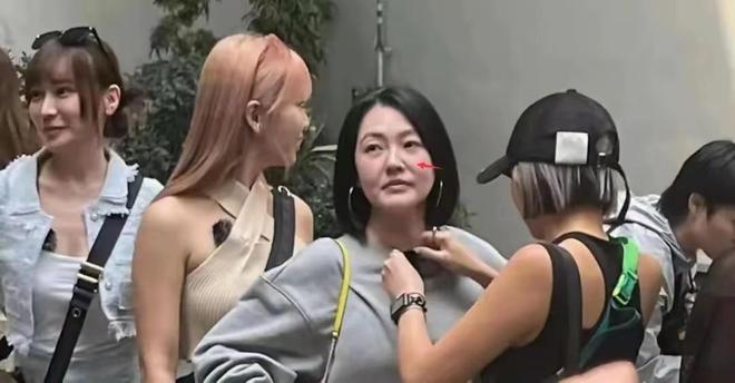 小S在香港街头录节目穿宽松卫衣遮不住小肚子皮肉松弛老很快(图3)