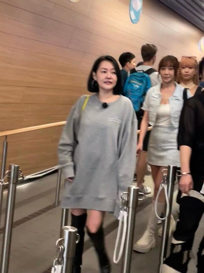 小S在香港街头录节目穿宽松卫衣遮不住小肚子皮肉松弛老很快(图8)