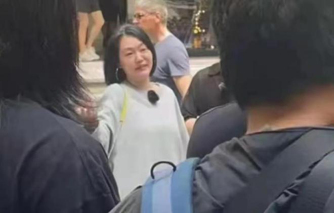 小S在香港街头录节目穿宽松卫衣遮不住小肚子皮肉松弛老很快(图6)