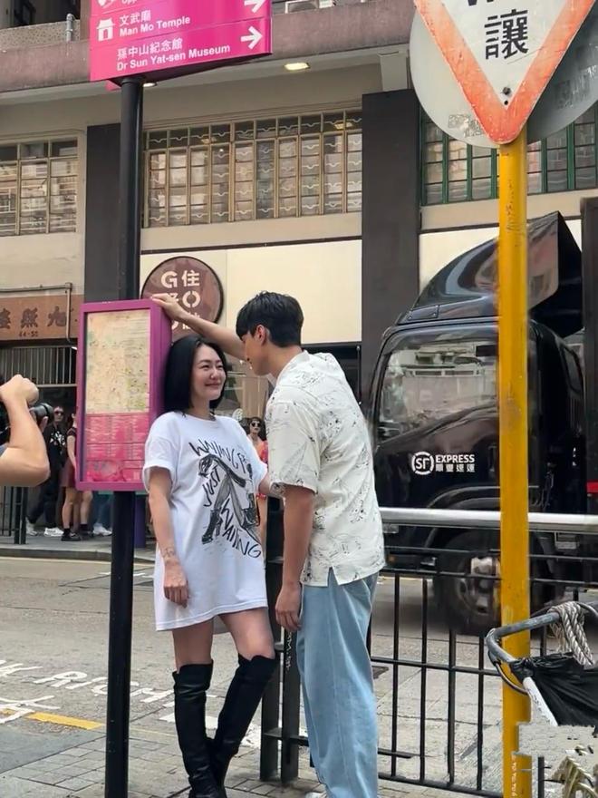 小S在香港街头录节目穿宽松卫衣遮不住小肚子皮肉松弛老很快(图11)