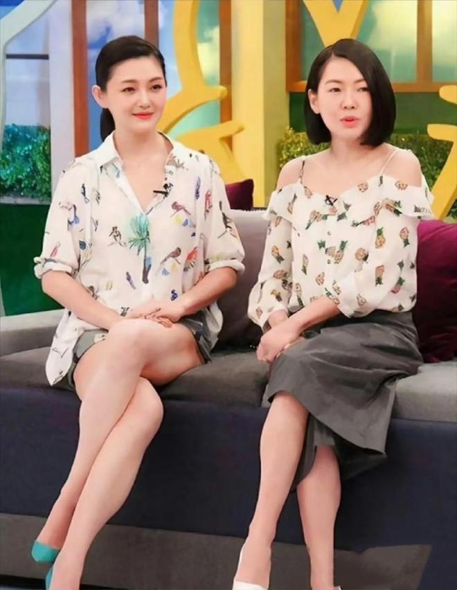 小S在香港街头录节目穿宽松卫衣遮不住小肚子皮肉松弛老很快(图10)