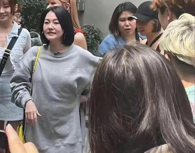 小S在香港街头录节目穿宽松卫衣遮不住小肚子皮肉松弛老很快(图5)