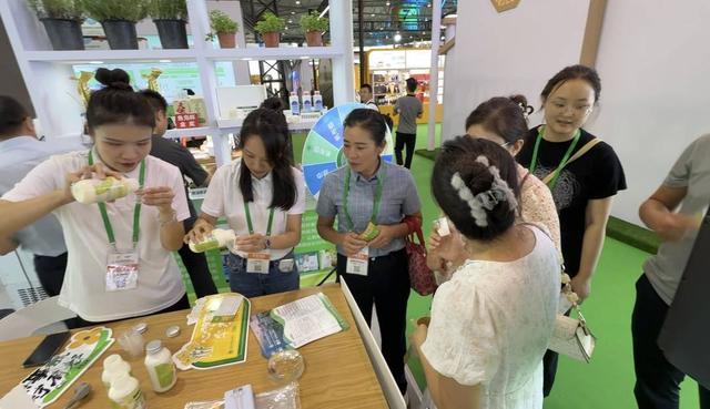 成都市农林科学院首推“油菜花花”酸奶市民半天“炫光”4天存货(图1)