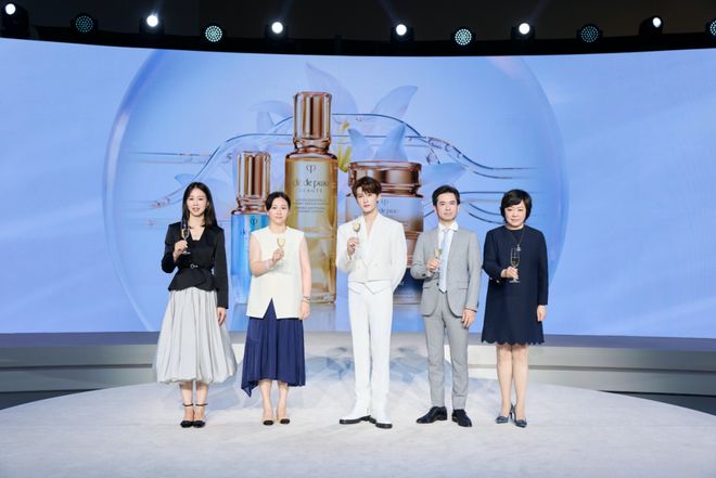 “伊”手快报月下星光：白敬亭、樊振东、宋雨琦、檀健次共赴风尚新意(图12)