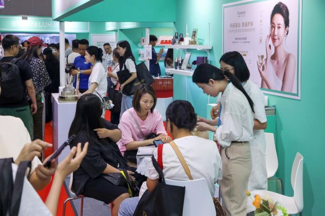 PG电子网站梵蜜琳闪耀2025广州美博会斩获美博心选·影响力成就品牌大奖(图2)