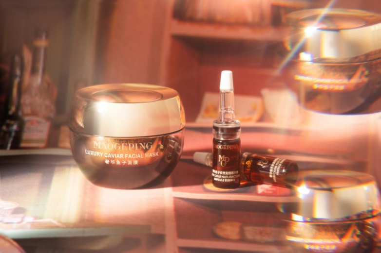 PG电子网站毛戈平护肤品以双鱼“膜”法瓶诠释现代护肤哲学(图3)