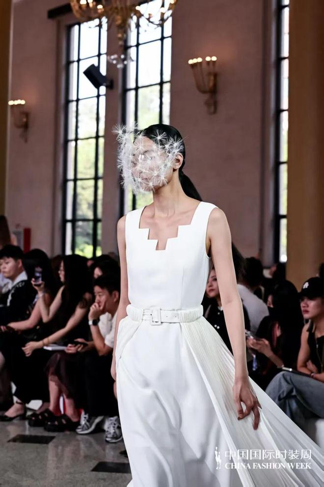 “伊”手快报赵丽颖、孟子义、林允携手秋风遇见新意：在光影与质感中锋芒再露(图14)