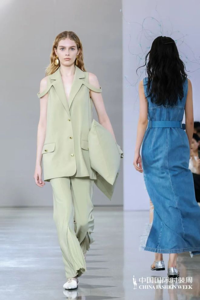 “伊”手快报赵丽颖、孟子义、林允携手秋风遇见新意：在光影与质感中锋芒再露(图13)