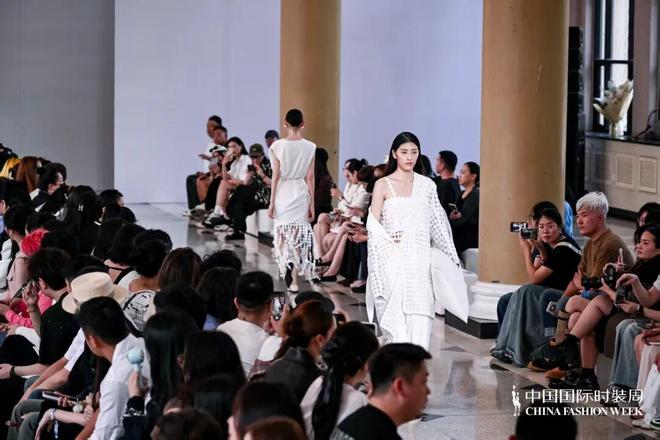 “伊”手快报赵丽颖、孟子义、林允携手秋风遇见新意：在光影与质感中锋芒再露(图12)