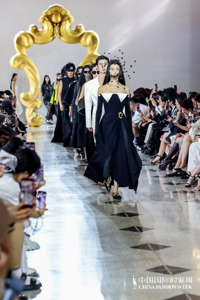 “伊”手快报赵丽颖、孟子义、林允携手秋风遇见新意：在光影与质感中锋芒再露(图15)