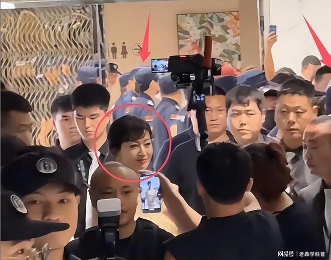 72岁赵雅芝遭私生粉丝上床拍照樊振东担忧成真(图3)