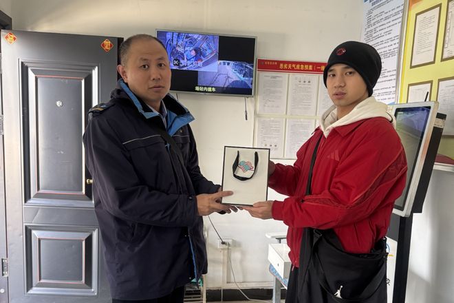 准医生遗落千元化妆品武汉公交团队接力助寻回(图1)