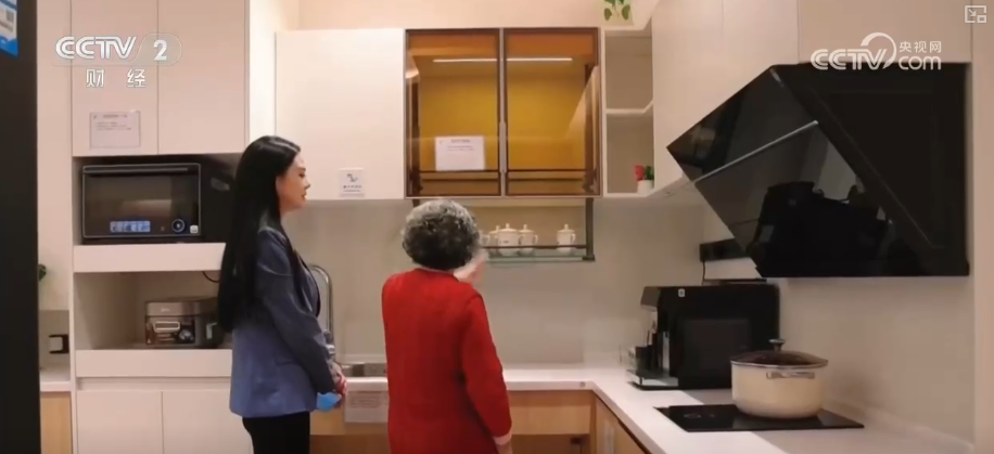 PG电子平台多视角感知银发消费热力轨迹“数”看银发经济万亿级大市场加速向新(图1)