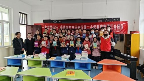 PG电子网站用“阅读”播撒疗愈的种子:胡满丽为青海学子捐建“心灵成长图书馆”(图1)