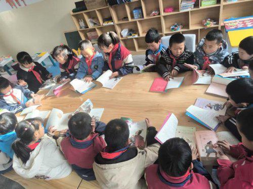 “阅读”播撒疗愈的种子:胡满丽为青海学子捐“心灵成长图书馆”(图5)