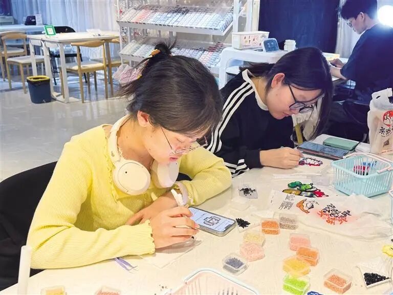 PG电子网站指尖拼豆、盲盒惊喜、书香社交情绪消费激活青年消费新场景(图1)