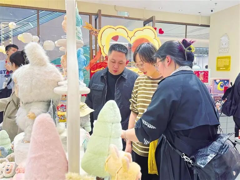 PG电子网站指尖拼豆、盲盒惊喜、书香社交情绪消费激活青年消费新场景(图2)