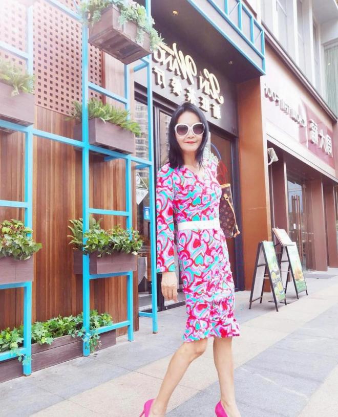 她是央视主持人中最接地气的一个退休后依旧拥有内在美支撑魅力(图5)